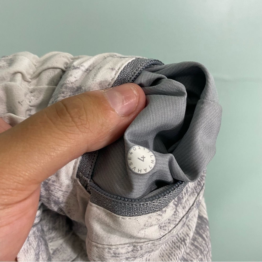 Lululemon Tracker Short Gray White Sz 4 W7AHVS - Picture 5 of 5